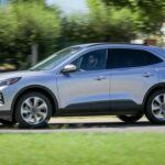 El Ford Escape es un SUV compacto que ofrece tecnologías de asistencia al conductor de serie, como frenado automático de emergencia y mantenimiento de carril. Con un precio de venta de 31,010 a 39,005 dólares, destaca por su eficiencia de combustible y fiabilidad. Los modelos usados bien cuidados pueden encontrarse a un precio mucho más económico, convirtiéndolo en una opción sólida tanto para conductores solitarios como para familias.