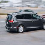 El Chrysler Pacifica 2021 es una minivan que, pese a su precio cercano a los 21,000 dólares, recibe una puntuación de fiabilidad de solo 63/100. Los propietarios se quejan de asientos incómodos en la segunda fila y críticas negativas del IIHS. Una alternativa más segura y fiable es la Honda Odyssey 2020, que ofrece mejores prestaciones por un precio similar.