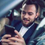 Un interior cuidado marca la diferencia al revender el coche. Una limpieza exhaustiva con tratamiento protector, como Scotchgard en asientos de tela y alfombra, previene manchas y daños costosos. A largo plazo, esto puede evitar sustituciones de tapicería que superan fácilmente los 500 euros.