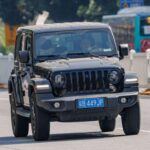 El Jeep Wrangler es un icono del todoterreno, pero su conducción brusca y el bajo consumo de combustible (apenas 20 mpg combinados) lo convierten en un coche incómodo para el día a día. Aunque su valor de reventa es alto —con solo un 30,6% de depreciación en cinco años—, muchos propietarios se cansan pronto de sus limitaciones en ciudad.