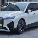 El BMW iX xDrive50 es uno de los SUV eléctricos de referencia en el mercado premium. Con hasta 324 millas de autonomía (520 km aprox.), combina tracción total con dos motores eléctricos y un interior minimalista de gran lujo. Su sistema iDrive con pantalla curva y control por gestos refuerza la experiencia tecnológica, mientras que sus asistentes de conducción avanzados lo convierten en un vehículo semi-autónomo en autopista.