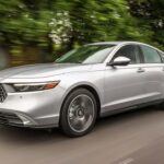 El Honda Accord 2025, con un precio inicial de $28,295, es un clásico moderno que combina asequibilidad con resistencia mecánica. Su diseño sencillo facilita las reparaciones y mantiene los costes bajos, mientras que su motor y transmisión probados garantizan décadas de uso confiable. Para familias o conductores que buscan durabilidad, el Accord sigue siendo un referente.