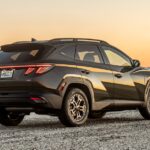 Precio sugerido: $30,200 - $41,640

El Hyundai Tucson 2025 se presenta como una opción sobresaliente dentro de los SUV compactos de precio accesible. Con un precio inicial cercano a los $30,000, ofrece una excelente relación calidad-precio, destacándose por su espacioso interior, conducción suave y tecnología avanzada. Este modelo se adapta a las necesidades de las familias y conductores urbanos con su sistema de seguridad estándar y opciones de motorización híbrida que permiten alcanzar más de 30 mpg, lo que lo convierte en una excelente opción para aquellos que buscan reducir costos de combustible.

El diseño moderno y las características como la pantalla táctil de 10.25 pulgadas, junto con una amplia garantía, hacen del Tucson uno de los SUV más atractivos para compradores que valoran tanto la tecnología como la eficiencia.
