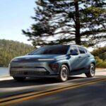 El Hyundai Kona Electric fue una opción atractiva en sus inicios, pero en 2025 sus 258 millas de autonomía se quedan cortas frente a rivales que superan los 300. Su interior resulta algo estrecho y con una tecnología que ya acusa el paso de los años. Aunque sigue siendo cómodo para el día a día, ha perdido terreno en refinamiento y rendimiento.