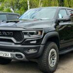 La Ram 1500 equipa el legendario motor HEMI V8, reconocido por su enorme potencia y capacidad de arrastre. Ya sea para remolcar cargas pesadas o para un uso diario, este motor ofrece un rendimiento sólido y fiable, acompañado de un sistema de suspensión avanzado que aporta comodidad y control incluso en terrenos complicados.