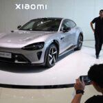 El Xiaomi YU7 ha debutado en China con una autonomía de 475 millas, superando claramente al Model Y en este apartado. Su mayor atractivo es el ecosistema tecnológico integrado, ya que Xiaomi conecta el coche con smartphones, domótica y otros dispositivos, algo que encaja con la vida digital de millones de usuarios.