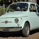 El Fiat 500 ha conquistado a muchos conductores por su diseño icónico, pero para los mecánicos es sinónimo de dolores de cabeza. Sus sistemas eléctricos poco fiables generan constantes averías: elevalunas defectuosos, cuadros de instrumentos erráticos y problemas en sensores. El gran inconveniente es que estas fallas requieren horas de diagnóstico antes de dar con la raíz del problema.