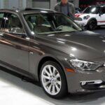 El BMW 328i está en la lista de pesadillas de muchos talleres. Su motor N20 de cuatro cilindros con turbo tiene componentes de distribución que se desgastan rápidamente, lo que convierte mantenimientos rutinarios en reparaciones costosas. Además, la complejidad electrónica del modelo aumenta los puntos de fallo y eleva los gastos de reparación.