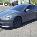 El Tesla Model S Plaid es, sin duda, un icono de la velocidad eléctrica. Con más de 1020 CV y tres motores eléctricos, acelera de 0 a 100 km/h en apenas 2,1 segundos, cifras de Fórmula 1 pero en un sedán de lujo. Su interior minimalista está dominado por una pantalla central de 17 pulgadas y un software que se actualiza constantemente.

Con una autonomía de hasta 635 km según la EPA, este Tesla permite viajes largos sin ansiedad de carga. Su piloto automático y la conectividad permanente lo mantienen como referencia tecnológica en el mercado.
