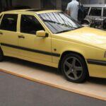 El Volvo 850 T-5R, lanzado en 1995, rompió el molde de lo que se esperaba de un familiar. Con un motor turbo de 2.3 litros y 240 CV, era capaz de acelerar de 0 a 100 km/h en apenas 6,5 segundos. Todo ello manteniendo la clásica sobriedad de Volvo. Hoy, su rareza y herencia deportiva lo han convertido en un modelo muy buscado por coleccionistas.