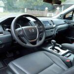 Los sedanes y SUV compactos de Honda suelen ofrecer menos espacio que rivales directos como Toyota o Hyundai. Para conductores altos y familias con niños, los trayectos largos pueden convertirse en una experiencia incómoda. Ese diseño compacto del habitáculo resta atractivo frente a competidores que priorizan amplitud.