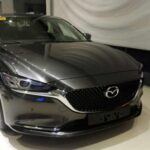 El Mazda6 siempre ha sido un sedán atractivo, con una línea exterior elegante y un interior digno de una berlina premium. Sin embargo, su mayor debilidad sigue siendo el consumo de combustible, que queda por detrás de rivales más eficientes. Aunque la experiencia de conducción es deportiva y placentera, su propuesta tecnológica y de electrificación es limitada para el contexto actual.