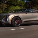 El Cadillac Lyriq-V prometía ser un referente de lujo eléctrico, pero su elevado precio y la fuerte competencia europea y asiática lo han dejado en un segundo plano. A pesar de su potencia y autonomía, muchos compradores consideran que no ofrece suficiente valor añadido frente a rivales como el BMW iX o el Mercedes EQE SUV.