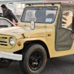 El Suzuki Jimny nació en 1968 como un proyecto humilde, pero con el paso de los años se transformó en una referencia global del 4x4. Su llegada a Estados Unidos en los años 80 bajo el nombre Samurai lo convirtió en un rival directo del Jeep Wrangler, con un precio mucho más bajo y un diseño igual de divertido.
A pesar de la mala fama tras el polémico vuelco en la prueba de Consumer Reports, el Jimny sobrevivió y hoy sigue a la venta en todo el mundo, siendo un todoterreno ligero y auténtico que conserva el espíritu original de Jeep.