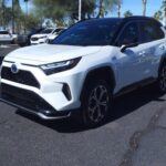 El Toyota RAV4 Prime es uno de los híbridos enchufables más eficientes del mercado. Su interior emplea materiales reciclados y de origen sostenible, demostrando la apuesta de Toyota por un futuro más limpio. Además, combina 302 CV con un consumo muy reducido, ideal para quienes buscan equilibrio entre potencia y respeto ambiental.
