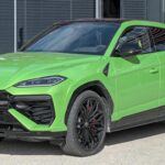 El Lamborghini Urus es considerado el pionero de los SUV de altas prestaciones. Su motor V8 biturbo de 4.0 litros entrega 641 caballos y una velocidad máxima de 305 km/h, cifras dignas de un superdeportivo.
A pesar de su ferocidad en carretera, el Urus sorprende con un interior de lujo repleto de cuero, tecnología avanzada y sistemas todoterreno, lo que lo convierte en un coche tan versátil como radical.
