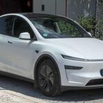 El Tesla Model Y Performance es la demostración de que la electricidad también puede emocionar. Con un 0 a 100 km/h en apenas 3,5 segundos gracias a su par instantáneo, este SUV eléctrico ofrece aceleraciones fulgurantes.
Su bajo centro de gravedad, la dirección precisa y un habitáculo minimalista repleto de tecnología hacen que cada trayecto se sienta dinámico y moderno, aunque siempre conviene planificar la carga con el mismo detalle que un piloto de Fórmula 1 revisa la presión de sus neumáticos.