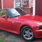 El BMW Z3 se hizo famoso gracias a GoldenEye de James Bond, pero la realidad no estuvo a la altura. Los primeros modelos con motor de cuatro cilindros carecían de potencia suficiente, y la dinámica de conducción era menos precisa que la de sus competidores. A pesar de ser el primer roadster masivo de BMW en décadas, decepcionó a quienes esperaban un auténtico deportivo.