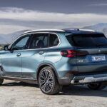 El BMW X5 enamora por su diseño y comportamiento deportivo, pero los especialistas coinciden en que como coche usado es un dolor de cabeza. Fugas de aceite, suspensión neumática problemática y fallos electrónicos son solo la punta del iceberg.
Una vez fuera de garantía, las piezas y la mano de obra disparan las facturas, convirtiéndolo en un vehículo que pasa más tiempo en el taller que en la carretera.