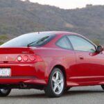 El Acura RSX Type-S era el sucesor natural del legendario Integra. Equipado con un motor K20A2 de 2.0 litros y 200 caballos, ofrecía uno de los chasis de tracción delantera más equilibrados jamás fabricados. Perfecto para track days y entusiastas del tuning, el RSX Type-S se convirtió en un unicornio tras la llegada de los CVT modernos, quedando olvidado entre la generación de deportivos compactos.