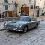El Rinspeed Splash suizo era un auténtico deportivo anfibio. En tierra se comportaba como un roadster normal, pero con solo pulsar un botón, brazos hidráulicos desplegaban un sistema de hidroala que levantaba el vehículo sobre el agua, alcanzando hasta 72 km/h. La complejidad mecánica y la aplicación limitada hicieron imposible su venta masiva, aunque sigue siendo un concepto digno de James Bond.