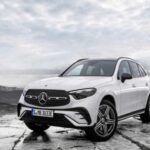 El Mercedes-Benz GLC 2025 lidera en ventas y popularidad gracias a su equilibrio entre lujo y accesibilidad. Con motor híbrido suave de cuatro cilindros y 2.0 litros, ofrece un consumo combinado de 29 mpg y un interior premium que supera expectativas. Aunque su dinámica de conducción no es la más emocionante, destaca por su confort y tecnología, incluyendo una interfaz de usuario intuitiva y sistema de navegación avanzado. Este SUV es ideal para quienes buscan un híbrido suave fiable y elegante sin comprometer espacio ni comodidad.