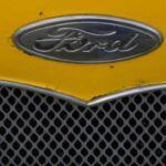 Ford sigue siendo un símbolo de la potencia automotriz estadounidense, con una producción aproximada de 4,5 millones de vehículos el año pasado. Destaca por sus camionetas y SUVs más vendidos, como la F-150, y por su apuesta firme por los eléctricos, con modelos como el Mustang Mach-E y la F-150 Lightning, que redefinen la identidad moderna de la marca. Su equilibrio entre tradición y vanguardia tecnológica mantiene a Ford en la vanguardia del sector.