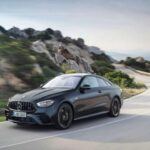 El AMG E53 Coupe es un ejemplo perfecto de equilibrio. Con un diseño elegante, perfil lateral limpio y doble escape trasero, combina rendimiento deportivo con practicidad. Su estética destaca tanto de día como de noche, ofreciendo un coche que se siente deportivo pero cómodo para viajes largos o atascos urbanos. La combinación de líneas deportivas y puertas largas con techo inclinado lo convierte en una opción versátil para quienes buscan estilo sin sacrificar confort.