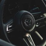 El origen de la fiabilidad japonesa está en el Toyota Production System, también conocido como Lean Manufacturing. Este método revolucionó la industria al eliminar desperdicios, optimizar procesos y fomentar la mejora continua. Gracias a ello, cada vehículo pasa por un control de calidad riguroso, lo que se traduce en menos fallos y mayor vida útil.
