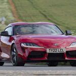 El FT-1 fue uno de los prototipos más aclamados de Toyota, con un diseño agresivo y unas proporciones espectaculares. Sin embargo, al transformarse en el GR Supra de 2019, el resultado quedó limitado por la colaboración con BMW y las restricciones técnicas del Z4. El Supra es un gran deportivo, pero muchos fans lamentan la pérdida de las líneas radicales y los detalles únicos del FT-1, como los retrovisores futuristas.