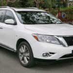 Los Pathfinder de estos años pueden presentar vibraciones al acelerar ligeramente, relacionadas con la transmisión CVT. Nissan emitió un boletín técnico y una campaña de servicio para reprogramar el módulo de control o reemplazar componentes. Antes de comprar, es crucial revisar que la reparación esté documentada y realizar un viaje largo que cubra distintos rangos de temperatura y velocidad. Los precios en EE. UU. rondan los 5.500–7.000 $ según el kilometraje.