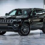 Aunque no es un eléctrico puro, el Jeep Grand Cherokee 4xe se vende como una alternativa híbrida enchufable para reducir consumos. La realidad es distinta: su complejo sistema híbrido ha mostrado múltiples fallos mecánicos y numerosas llamadas a revisión, incluso con bajo kilometraje. Si buscas fiabilidad en tus desplazamientos, este SUV no es la mejor opción.