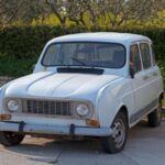 El Renault 4 fue el primer hatchback de gran tirada en Europa. Producido desde 1968 hasta mediados de los años 80, se convirtió en un icono gracias a su sencillez, precio asequible y enorme practicidad. Era el coche del pueblo, capaz de servir tanto para familias como para jóvenes aventureros. Hoy es un clásico que simboliza la movilidad accesible.
