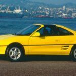El Toyota MR2 de segunda generación (SW20), con su motor central y diseño de inspiración europea, fue un hito de accesibilidad y rendimiento en la década de los 90. Conocido como el 