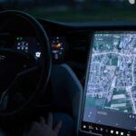 Uno de los elementos más innovadores de Tesla fue la introducción de su Sentry Mode. Este modo de vigilancia utiliza las cámaras del vehículo para monitorear su entorno y grabar cualquier actividad sospechosa, protegiendo el coche de robos y vandalismo. La implementación de esta tecnología ha sido adoptada por otras marcas, como Rivian, que ofrece un sistema similar en su modelo R1T.

Estos sistemas avanzados de seguridad han cambiado la forma en que los fabricantes de coches piensan en la protección de sus vehículos, ofreciendo una mayor tranquilidad a los propietarios y estableciendo un nuevo estándar en la industria.