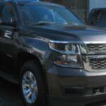 El Chevrolet Tahoe, un SUV ampliamente popular en las flotas federales, ha sido eliminado por su bajo rendimiento en términos de eficiencia de combustible y emisiones. Aunque el Tahoe es conocido por su amplitud y potencia, los modelos entre 2018 y 2022 han sido criticados por sus altas cifras de consumo. Esta decisión responde a los esfuerzos de reducir las emisiones de los vehículos gubernamentales y promover opciones más sostenibles.

El enfoque ahora está en vehículos que ofrezcan capacidad similar pero con un rendimiento ambiental mejorado, alineándose con los objetivos federales para una transición hacia un transporte más ecológico.