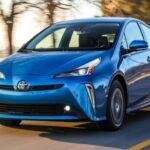 El Toyota Prius es uno de los vehículos más emblemáticos en cuanto a fiabilidad y eficiencia. A pesar de que su diseño en generaciones anteriores no era el más atractivo, su rendimiento como híbrido sigue siendo ejemplar. El Prius es famoso por su longevidad, y no es raro ver modelos con más de 800,000 kilómetros sin problemas serios. Según CarEdge, el costo de mantenimiento durante los primeros 10 años del Prius ronda los $4,400, lo que lo convierte en una opción excelente si buscas reducir tus gastos a largo plazo.

Este modelo es ideal para aquellos que buscan un vehículo económico, confiable y de bajo costo operativo, especialmente en el ámbito urbano o para quienes utilizan el automóvil como transporte diario o de servicio.