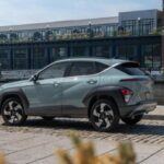 El Hyundai Kona de segunda generación se presenta como una excelente opción para aquellos que buscan un SUV subcompacto que combine estilo, eficiencia y practicidad. Aunque no es el más potente de su clase, con un motor de 147 caballos, su versión de 190 caballos es más apreciada por los expertos. Este modelo destaca por su tamaño compacto, lo que lo hace perfecto para entornos urbanos, además de ofrecer una conducción suave y un consumo de combustible moderado de entre 26 y 31 mpg.

Aunque su diseño exterior tiene un toque futurista que algunos encuentran peculiar, el Kona ha evolucionado respecto a su modelo anterior, incorporando una estética más madura y mejorada. Este modelo subcompacto, con un precio inicial inferior a los $30,000, lo convierte en una opción asequible y funcional para quienes buscan un SUV económico.