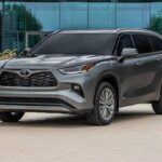 Precio de venta sugerido por el fabricante a partir de 2025: $41,815

El Toyota Highlander es una opción destacada si lo que buscas es un SUV espacioso y fiable para una familia de 4 o más personas. Con capacidad para 7-8 pasajeros, este SUV es perfecto para viajes largos o aventuras familiares. Además, su alto índice de confiabilidad y el valor que mantiene en la reventa lo convierten en una excelente inversión a largo plazo.

Para quienes desean ahorrar en combustible, el modelo híbrido es una excelente opción, alcanzando hasta 36 mpg. Esto se traduce en una mayor eficiencia y menores costos en gasolina, lo cual es ideal para quienes realizan viajes frecuentes o viven en áreas urbanas. Si la fiabilidad y la eficiencia son tus prioridades, el Highlander es una opción inteligente.