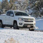 La Chevrolet Colorado ha sido una opción popular en el mercado de camionetas medianas, pero los modelos de mediados de los 2000, especialmente el de 2006, tienen una mala reputación cuando se trata de longevidad. Los propietarios han reportado problemas recurrentes con el motor y fallos en el sistema eléctrico, lo que puede llevar a reparaciones costosas antes de alcanzar las 100,000 millas. Aunque el diseño y las características de la camioneta son atractivas, la fiabilidad es una preocupación constante. Si estás pensando en comprar una Colorado usada, asegúrate de realizar una inspección minuciosa por parte de un mecánico de confianza para evitar gastos inesperados.