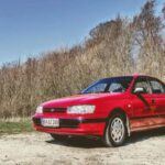 El Toyota Carina E fue concebido como un coche familiar práctico y económico. Sin embargo, se ganó la fama de ser un vehículo insípido y olvidable. Su motor débil, diseño sin personalidad y manejo poco inspirado lo convirtieron en una opción sin alma. Aunque no era un desastre total, los conductores coincidieron en que no había nada destacable en él. Si bien su fiabilidad era decente, la falta de emoción y carácter lo hizo pasar desapercibido en el mercado.