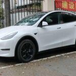 El Tesla Model Y Performance es un SUV eléctrico que no solo destaca por su eficiencia, sino por sus impresionantes prestaciones deportivas. Equipado con dos motores eléctricos, proporciona una aceleración instantánea y llega de 0 a 100 km/h en apenas 3.5 segundos. Su bajo centro de gravedad y su manejo preciso hacen que conducirlo sea una experiencia casi similar a la de un deportivo. Además, su interior minimalista está repleto de tecnología de vanguardia, como el sistema de Autopilot de Tesla. Con un rendimiento eléctrico sobresaliente y un diseño futurista, el Model Y Performance es una opción ideal para quienes buscan un SUV con la dinámica de un coche deportivo.