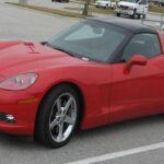 El Chevrolet Corvette C6 demuestra que no necesitas una insignia europea para disfrutar de grandes dosis de rendimiento sin enfrentarte a una factura exorbitante de reparaciones. Equipado con los motores LS2 y LS3 V8, este modelo ofrece una enorme potencia y una larga vida útil con solo un mantenimiento rutinario. El mercado de repuestos es muy amplio, por lo que encontrar piezas y mejoras es sencillo y, lo mejor de todo, a precios razonables. Al comprar uno usado, asegúrate de que se hayan solucionado los problemas del techo en las versiones anteriores, presta atención al ruido del tubo de torsión y verifica que los problemas con el sistema de dirección estén resueltos. Si lo compras en buen estado, el C6 te ofrecerá emociones de coche deportivo durante años sin que tu bolsillo se resienta.