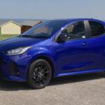 El Mazda 2 Híbrido es un claro ejemplo de cómo la tecnología de Toyota puede integrar otras marcas sin perder su esencia. Aunque mantiene la estética propia de Mazda, bajo el capó se esconde un sistema híbrido desarrollado por Toyota. Con un motor de 1.5 litros y 114 caballos de potencia, el Mazda 2 híbrido ofrece la fiabilidad de Toyota en un paquete más pequeño y económico. Gracias a esta colaboración, Mazda se benefició de un sistema híbrido sin tener que invertir en años de desarrollo interno, lo que le permitió ser competitivo en el mercado de los híbridos.