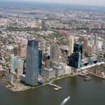 Nueva Jersey es uno de los estados donde los propietarios de vehículos eléctricos disfrutan de un seguro más económico en comparación con los automóviles de gasolina. La diferencia de coste entre asegurar un vehículo eléctrico y un coche convencional en este estado es del 15%, lo que representa un ahorro significativo para los conductores de VE. La prima anual promedio para un vehículo eléctrico en Nueva Jersey es de $3,563, mientras que los coches de gasolina tienen una prima anual promedio de $3,095.

Este menor costo de aseguramiento se debe en parte a políticas locales que fomentan la adopción de vehículos eléctricos y, en general, a un mayor enfoque en la sostenibilidad y las energías limpias en la región.