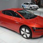 El Volkswagen XL1 es considerado un automóvil del futuro, con una impresionante cifra de eficiencia de 261 mpg, lo que lo convirtió en un referente de eficiencia energética. Sin embargo, su precio de venta inicial superior a los $150,000 y el uso de materiales exóticos y una rara mecánica diésel-híbrida hacen que las reparaciones sean sumamente costosas. Los propietarios que compraron este modelo vieron cómo el costo de mantenerlo se elevaba por encima de lo que habrían esperado de un vehículo ecológico. Hoy en día, aunque es un coche codiciado por los coleccionistas debido a su singularidad, los problemas de mantenimiento siguen siendo una pesadilla para los propietarios.