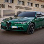 El Alfa Romeo Stelvio Quadrifoglio se despide en 2025 después de haber sido uno de los SUV más emocionantes del mercado. Este modelo de alto rendimiento se destacó por su motor V6 biturbo de 2.9 litros derivado de Ferrari, que ofrecía impresionantes 505 caballos de fuerza. El Stelvio Quadrifoglio fue uno de los pocos SUV de lujo con un motor que se acercaba a los estándares de los deportivos de alto rendimiento, brindando una experiencia de conducción única en su clase.

La decisión de Alfa Romeo de retirar este modelo está relacionada con su compromiso con la electrificación total de su gama. Con el creciente interés por los vehículos eléctricos y las regulaciones más estrictas sobre emisiones, Alfa ha decidido centrar sus esfuerzos en el desarrollo de autos 100% eléctricos. La desaparición de este modelo pone fin a una era de SUV de lujo que combinaban potencia y estilo con la esencia de la marca italiana.