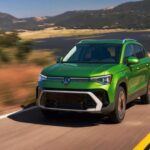 Volkswagen ha pasado por varias controversias en los últimos años, siendo la más significativa el escándalo Dieselgate, que costó a la marca hasta 34.800 millones de dólares en multas y reparaciones. A pesar de que la empresa ha trabajado para recuperar su imagen, los problemas de fiabilidad siguen persiguiendo a sus modelos. Según Consumer Reports, Volkswagen ocupa el quinto lugar entre las marcas menos fiables en 2025, con una puntuación de 34/100 en fiabilidad.

Los modelos de Volkswagen, como el Jetta, el Golf y el Taos, han sido especialmente criticados por problemas en los sistemas electrónicos y frenos. El ID.4, el SUV eléctrico de la marca, tampoco ayuda a mejorar la puntuación, con una puntuación individual de 29/100. La marca sigue siendo popular, pero estos problemas recurrentes afectan su fiabilidad.