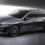 El Kia Optima es un sedán mediano conocido por su versión híbrida y sus buenas calificaciones en diseño, pero no está exento de problemas. A pesar de su buena relación calidad-precio, el Optima presenta problemas recurrentes de fiabilidad, con una dirección débil y poco sensible, y un consumo de combustible que no es tan eficiente como el de otros sedanes medianos.

En cuanto a fiabilidad, Consumer Affairs le da una calificación de 1.2 estrellas, y muchos usuarios reportan fallas graves, incluyendo problemas en el motor incluso en autos con bajo kilometraje. Además, algunos conductores informan dificultades con el servicio al cliente de Kia, ya que la empresa no cumple con las garantías adecuadamente. A pesar de ser un modelo popular, estos problemas hacen del Optima una opción cuestionable para quienes buscan un vehículo confiable a largo plazo.