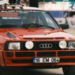 El Audi Sport Quattro de 1985 es un icono del rally, pero su versión de calle se topó con las regulaciones de EE. UU. El coche carecía de las características de seguridad exigidas en aquel momento, lo que impedía su venta en el país norteamericano. Hoy es un clásico codiciado, pero históricamente estuvo fuera del mercado estadounidense.